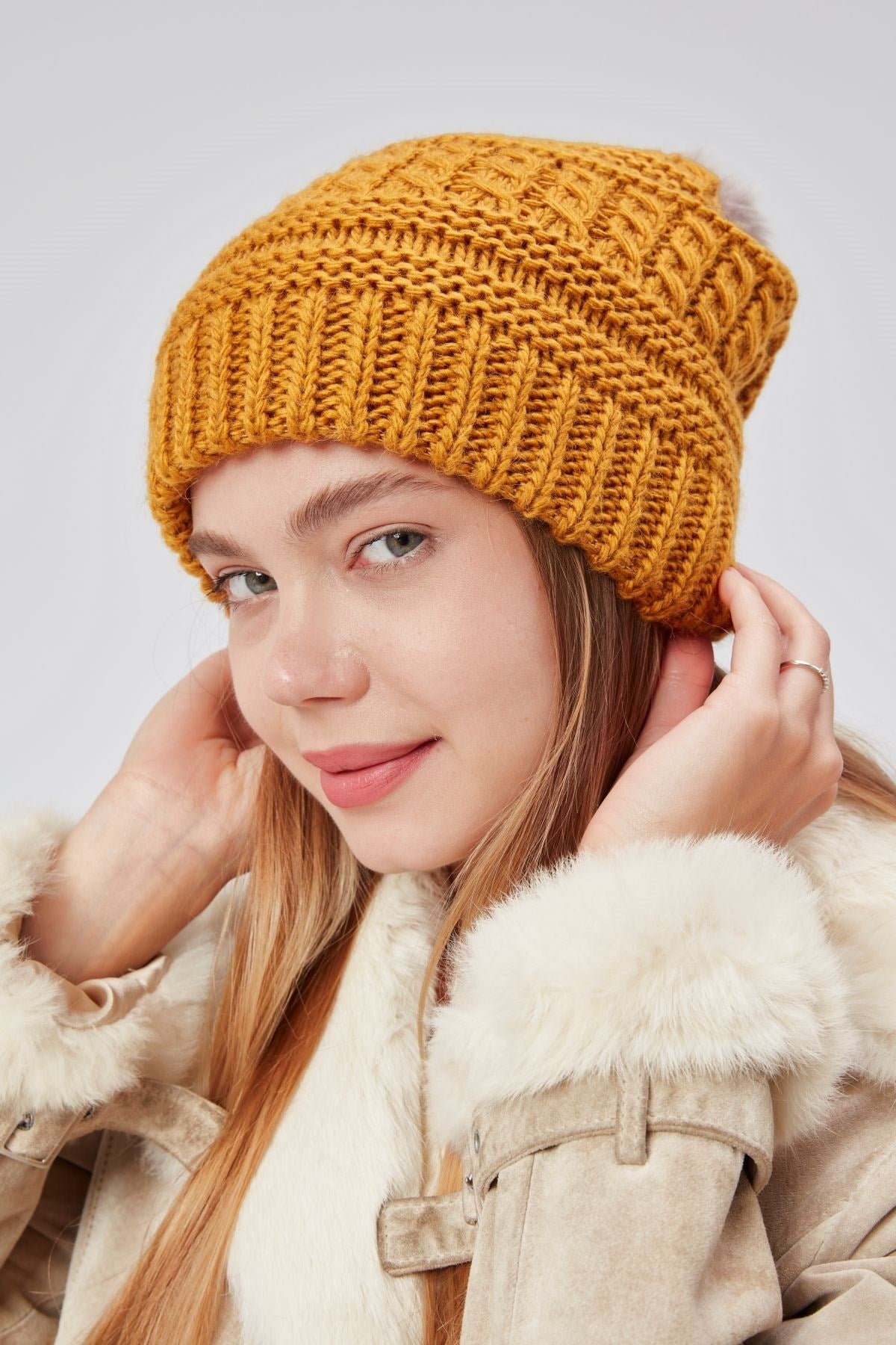 Kadın Kışlık Şık  Ponponlu Astarlı Örgü Bere